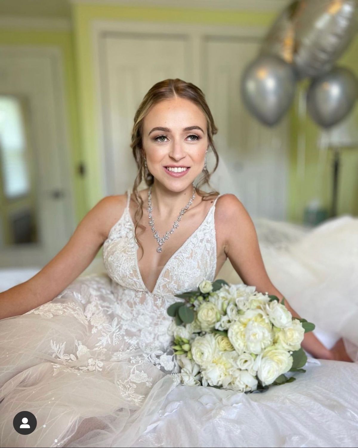 Elegante recogido nupcial con maquillaje suave y glamuroso