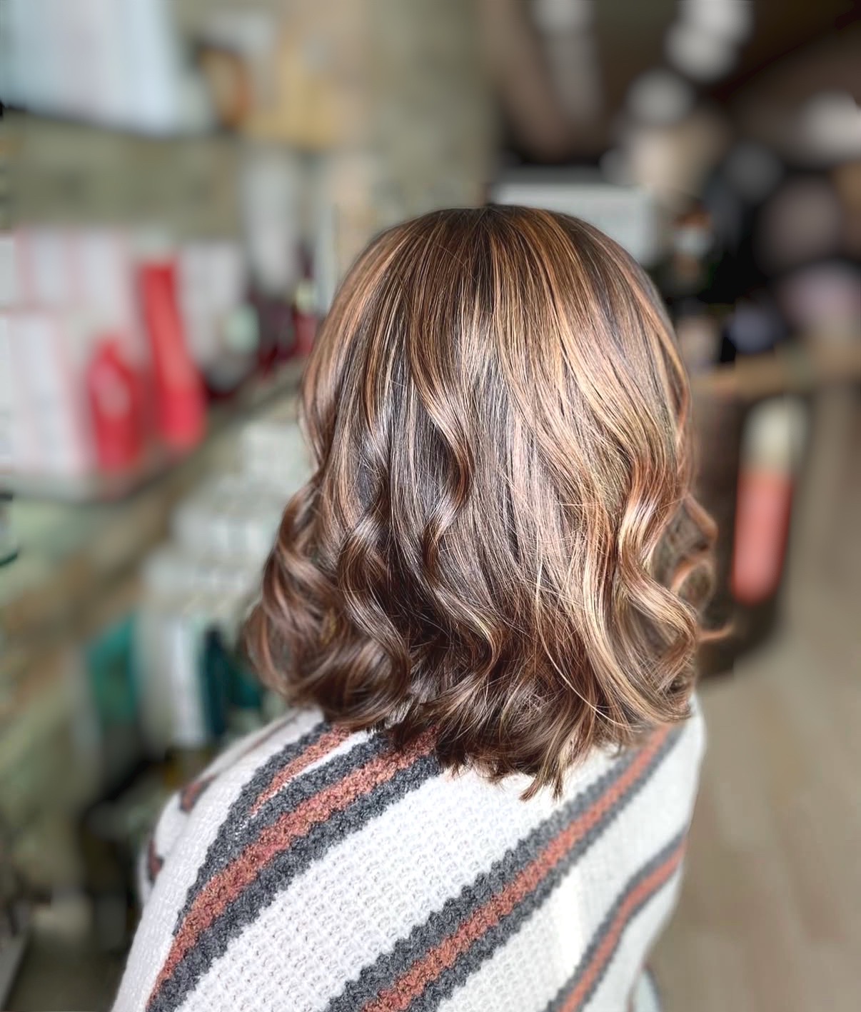 Balayage caramelo con ondas texturizadas en lob castaño